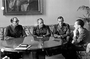 Archivo:Bundesarchiv Bild 183-H27774, Wlassow und Schilenkow bei Goebbels