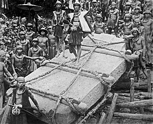 Archivo:COLLECTIE TROPENMUSEUM 'Het verslepen van de steen 'Darodaro' voor de gestorven Saoenigeho van Bawamataloea Nias TMnr 1000095b