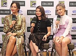 Archivo:CW Charmed cast at Comic-Con 2018