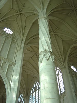 Archivo:Cannelure torse d'un pilier, transept de Saint-Nicolas-de-Port (1)