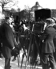 Archivo:Coolidge with press