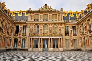 Archivo:Cour de Marbre du Château de Versailles October 5, 2011