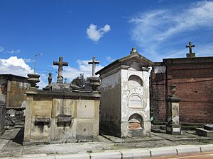 Archivo:Criptas en el Cementerio de Central de Bogotá