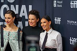 Archivo:Demi Moore, Margaret Qualley, and Coralie Fargeat at the 2024 Toronto International Film Festival 2