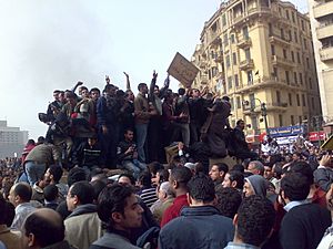 Archivo:Demonstrators on Army Truck in Tahrir Square, Cairo