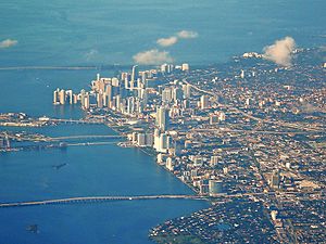 Archivo:Downtown Miami aerial 2008