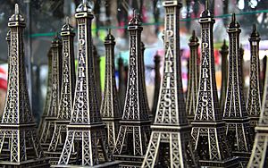 Archivo:Eiffel tower models