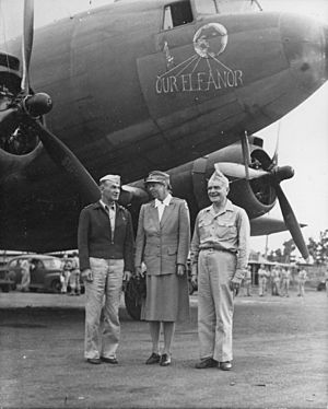 Archivo:Eleanor Roosevelt, General Harmon, and Admiral Halsey in New Caledonia - NARA - 195974
