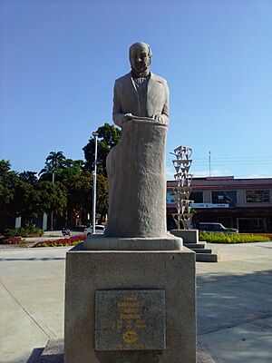 Archivo:Escultura de Simón Rodríguez en la Plaza de la Raza en Barcelona, Venezuela