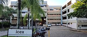 Archivo:Facultad de Ciencias Exactas en el campus de Pampulha de la UFMG