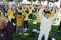Archivo:Falun Dafa the second exercise, standing meditation