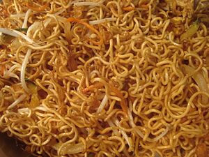 Archivo:Fideos chinos con verduras y soja