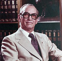 Fotografía oficial del presidente D. Antonio Guzmán (2) (cropped).jpg