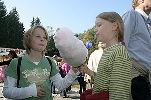 Archivo:Girls enjoying cotton candy