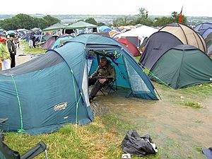 Archivo:Glastonbury 2005 River Through Tent
