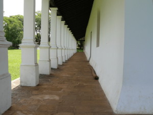 Archivo:Iglesia Yaguaron corredor lateral
