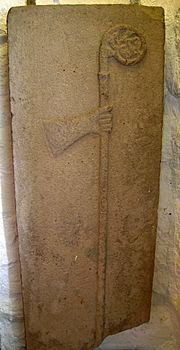 Archivo:Lápida Abad ps XIII Boyle Abbey Brazo y báculo típico cisterciense