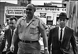 Archivo:Lawrence Rainey flanked by FBI agents