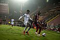 Manfred Ugalde lucha por la pelota con Adolfo Machado