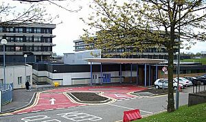Archivo:Monklands Hospital Accident and Emergency entrance - geograph.org.uk - 370541