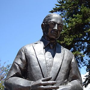 Monumento a César Dávila, frente a la Casa de la Cultura .jpg