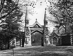 Mount Royal Cemetery gate.jpg