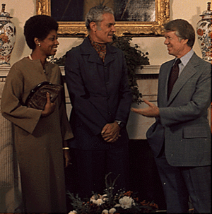 Archivo:Mrs. Michael Manley, Prime Minister Michael Manley and Jimmy Carter during an Oval Office meeting 1977