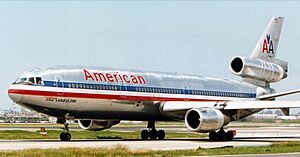 Archivo:N103AA, at New York ( LGA ) Airport, NY, USA (Cropped)