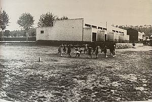 Archivo:Nens ballant al pati de les escoles velles