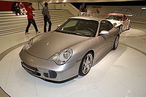 Archivo:Porsche 911 2003 Carrera 3.6 Coupè 40Jahre LSideFront PorscheM 9June2013 (14826018598)