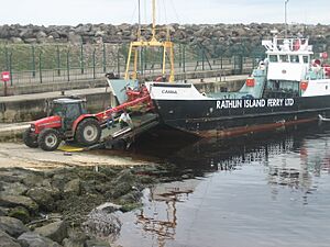 Archivo:Rathlin Island ferry at Ballycastle