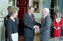 Archivo:Reagans with John McCain 1987