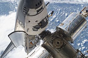Archivo:STS-132 Atlantis at ISS 1