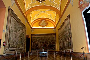 Archivo:Sala de los tapices