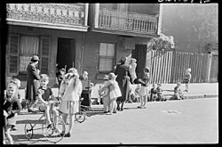 Archivo:Salvation Army - Surry Hills Sunday morning service in street, Sept 1949, from Series 02- Sydney people & streets, 1948-1950, photographed by Brian Bird (6977871553)
