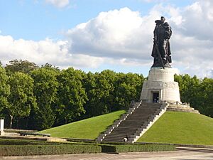 Sowjet. Ehrenmal im Treptower Park (Soviet War Memorial in Treptower Park) - geo.hlipp.de - 28326