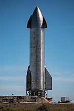 Fotografía de una nave espacial con un par de aletas de acero en la parte superior e inferior.