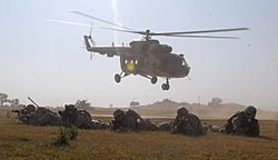 Archivo:U.S. soldiers prepare to rendezvous with Indian army troops after exiting an M17 helicopter flown by the 107th Indian Army Aviation Helicopter Unit