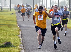 Archivo:US Navy 100519-N-7367K-001 A Sailor and a Soldier based in southern Mississippi sprint to the finish line during the Run for Relief 5K Challenge