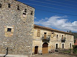 Viejo Camino Santiago 16 - Otero de Curueño, Palacio-fortaleza de los Álvarez de Acevedo.jpg