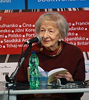 Archivo:Wisława Szymborska čte - Svět knihy 2010 (002)