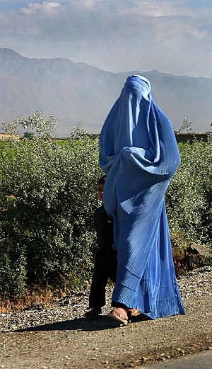 Archivo:Woman walking in Afghanistan
