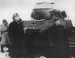 Archivo:Василевский и Хрущёв осматривают разбитую под Сталинградом немецкую технику