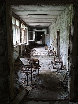 Archivo:Abandoned Schoolhouse - Pripyat Ghost Town - Chernobyl Exclusion Zone - Northern Ukraine - 12 (26825421620)