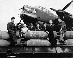 Archivo:Aircrew & Groundcrew of a No. 428 Squadron RCAF, Avro Lancaster