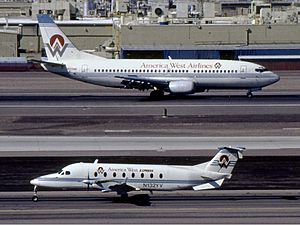 Archivo:America West Airlines Boeing 737-300 and America West Express Beech 1900 Kennaugh