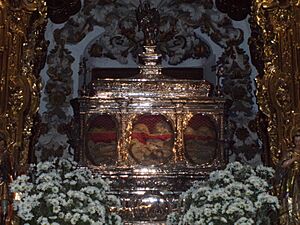 Archivo:Arca de plata que guarda las reliquias de los Santos Mártires de Córdoba. Iglesia de San Pedro de Córdoba