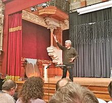 Assaig del Messies Participatiu 2018 amb Edmon Colomer, el director, al Col·legi Sant Ignasi, a Barcelona.jpg