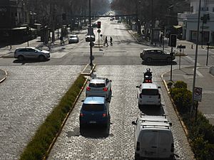 Archivo:Avenida Pedro de Valdivia, con pavimento de adoquines originales. Providencia. Santiago de Chile