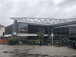 Archivo:BRIT School Outside